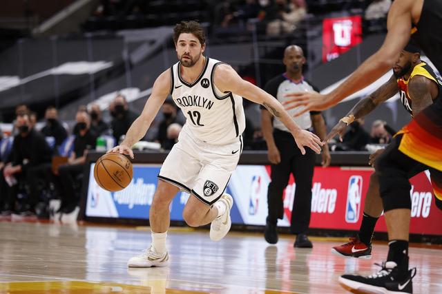 骑士力克步行者锁定季后赛 76人7连胜追平魔术